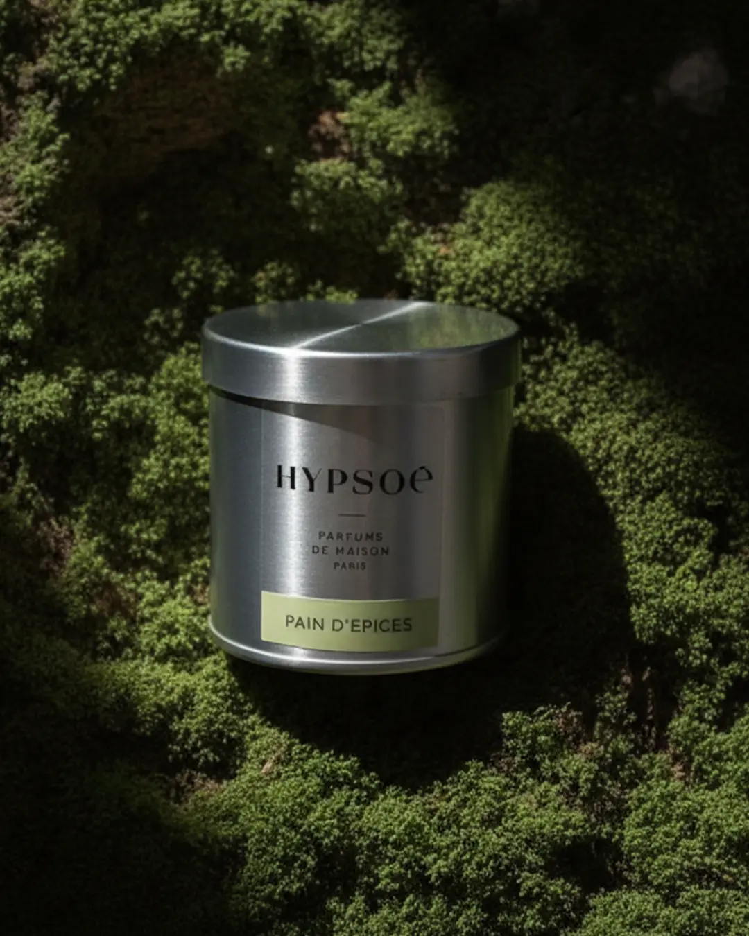 Bougie parfumée posée sur la mousse