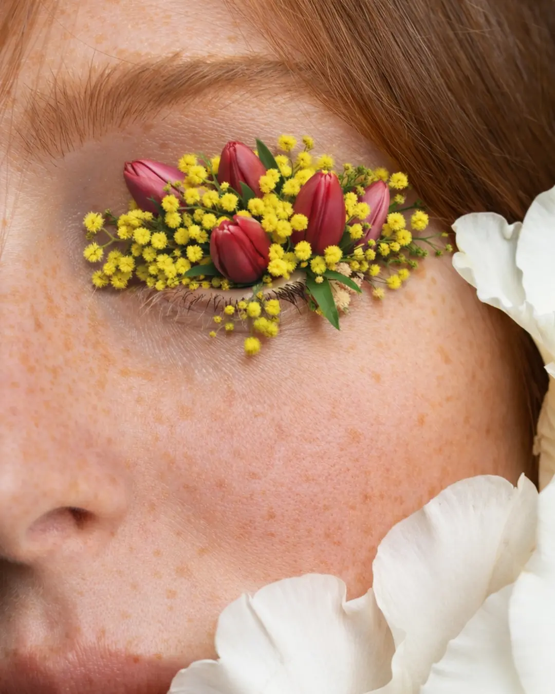 Visage orné de mimosas et de tulipes