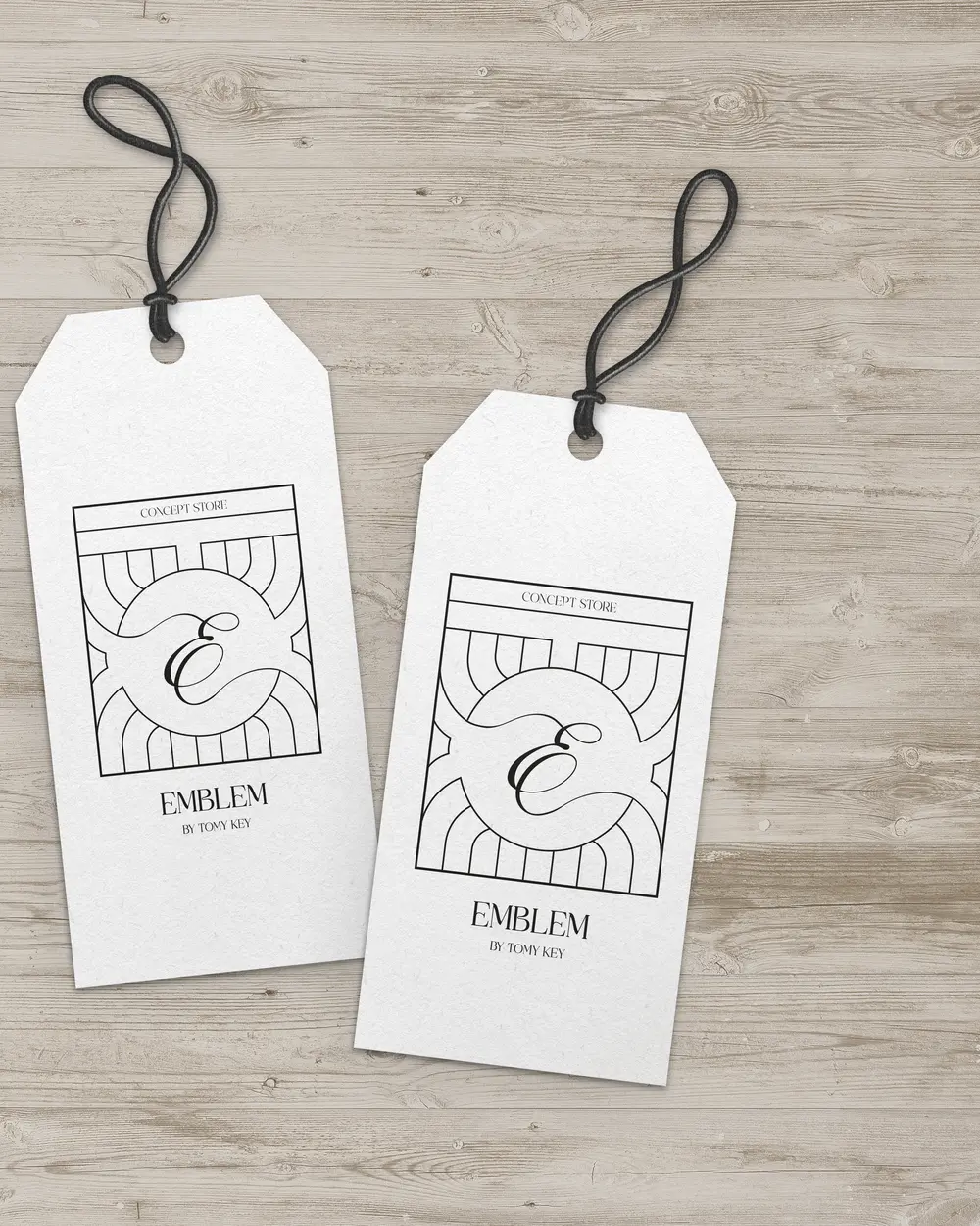 Étiquettes Emblem Concept Store sur bois clair