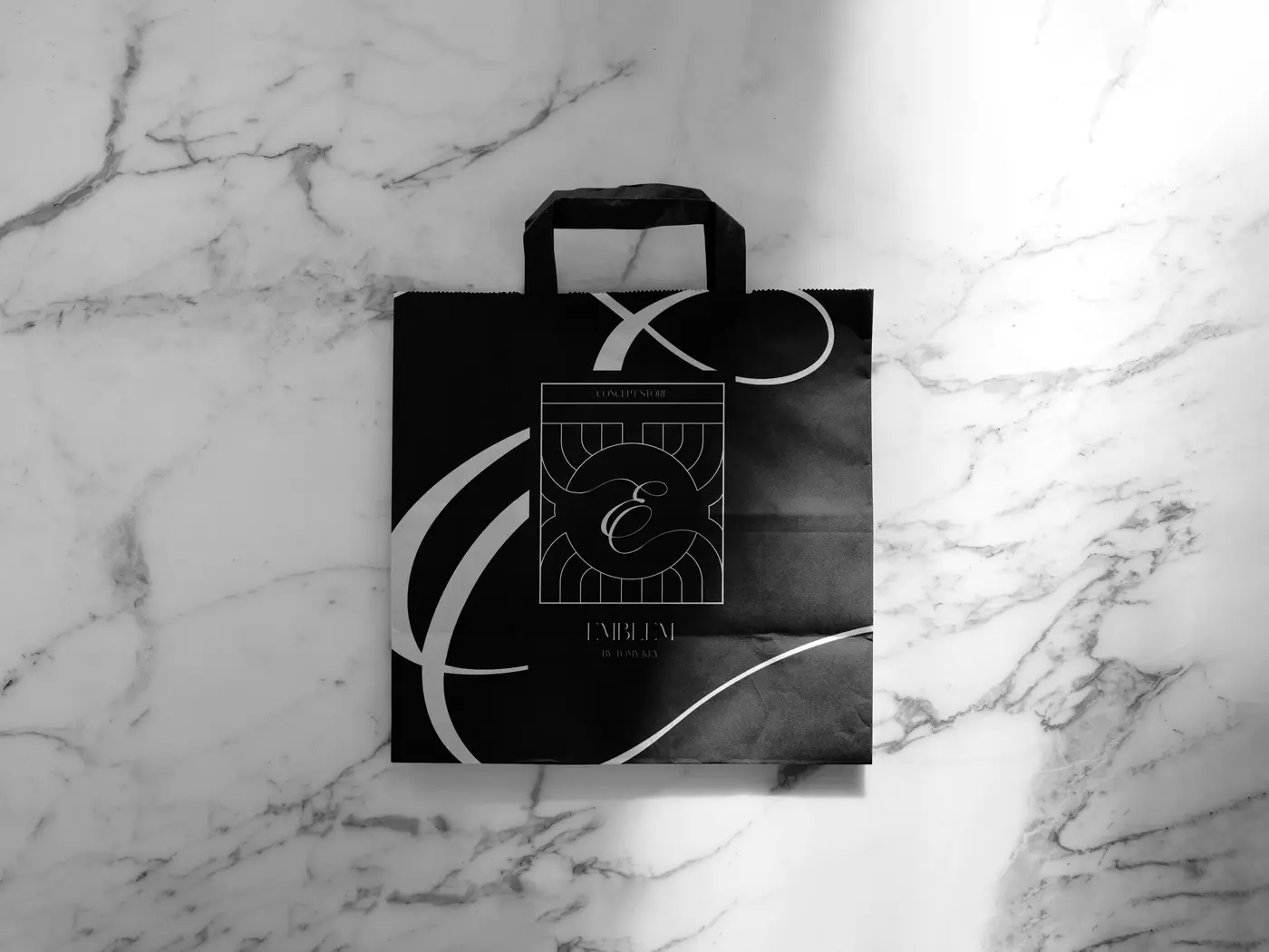 Sac shopping noir Emblem sur marbre
