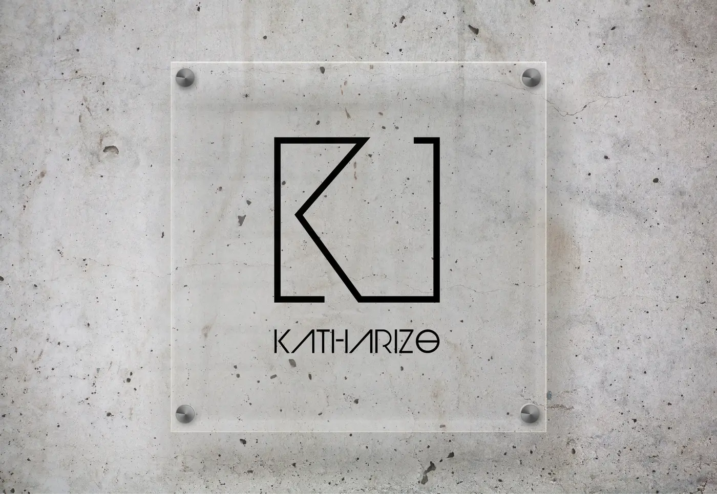 Logo Katharizo sur une plaque de verre, mur de béton