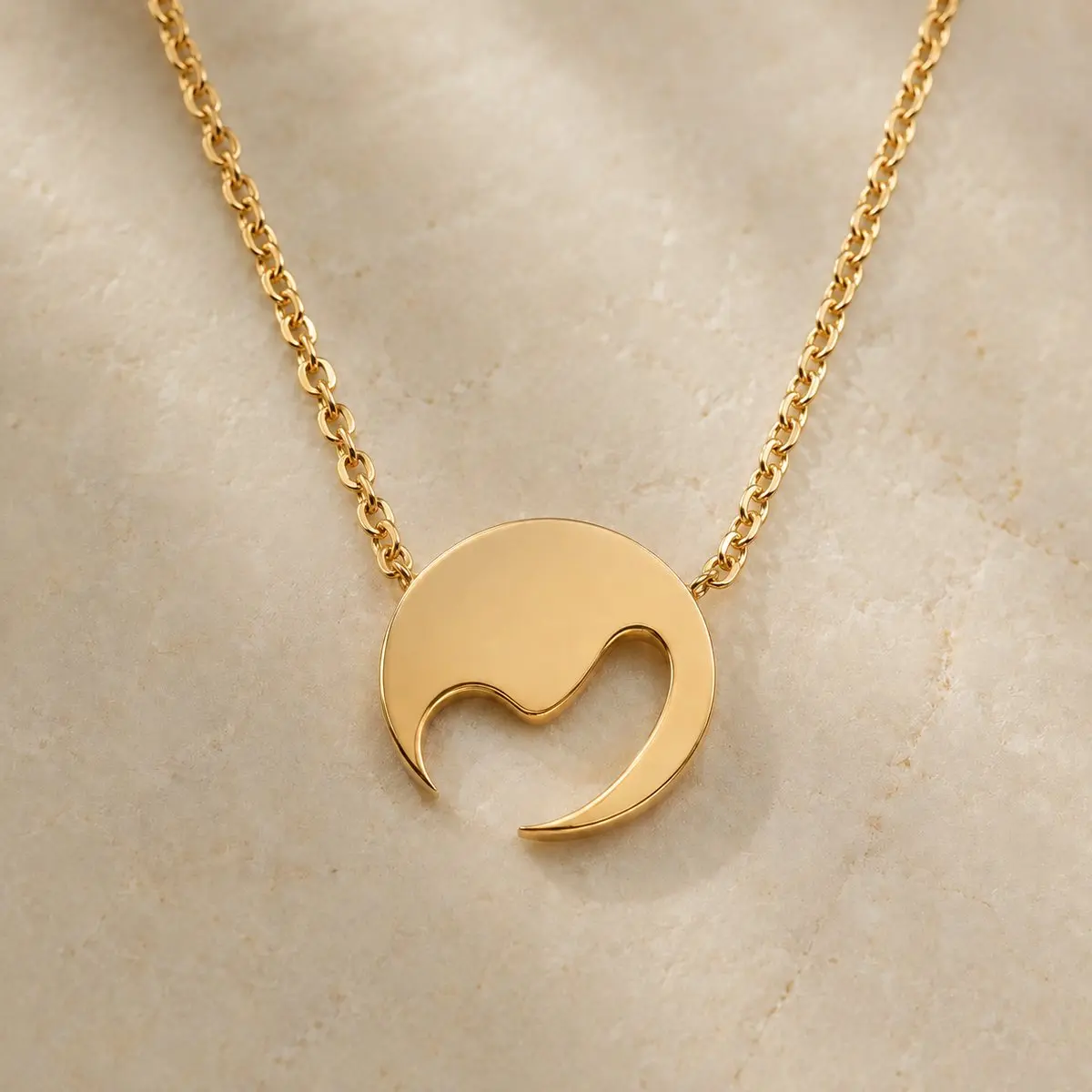 Collier doré au pendentif vague