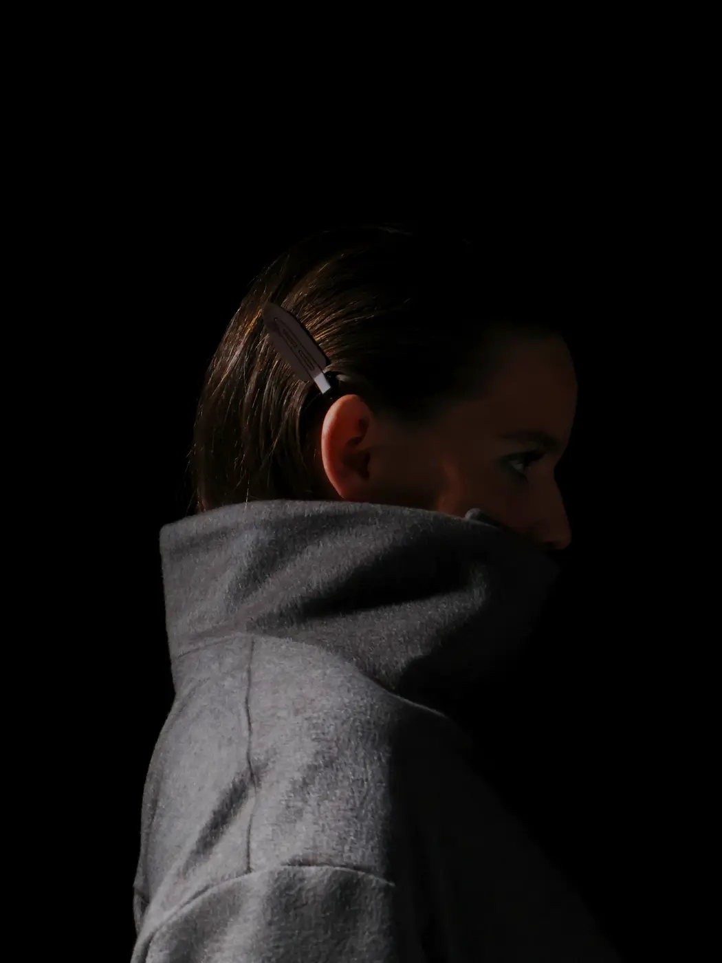 Profil du mannequin, col montant du manteau gris