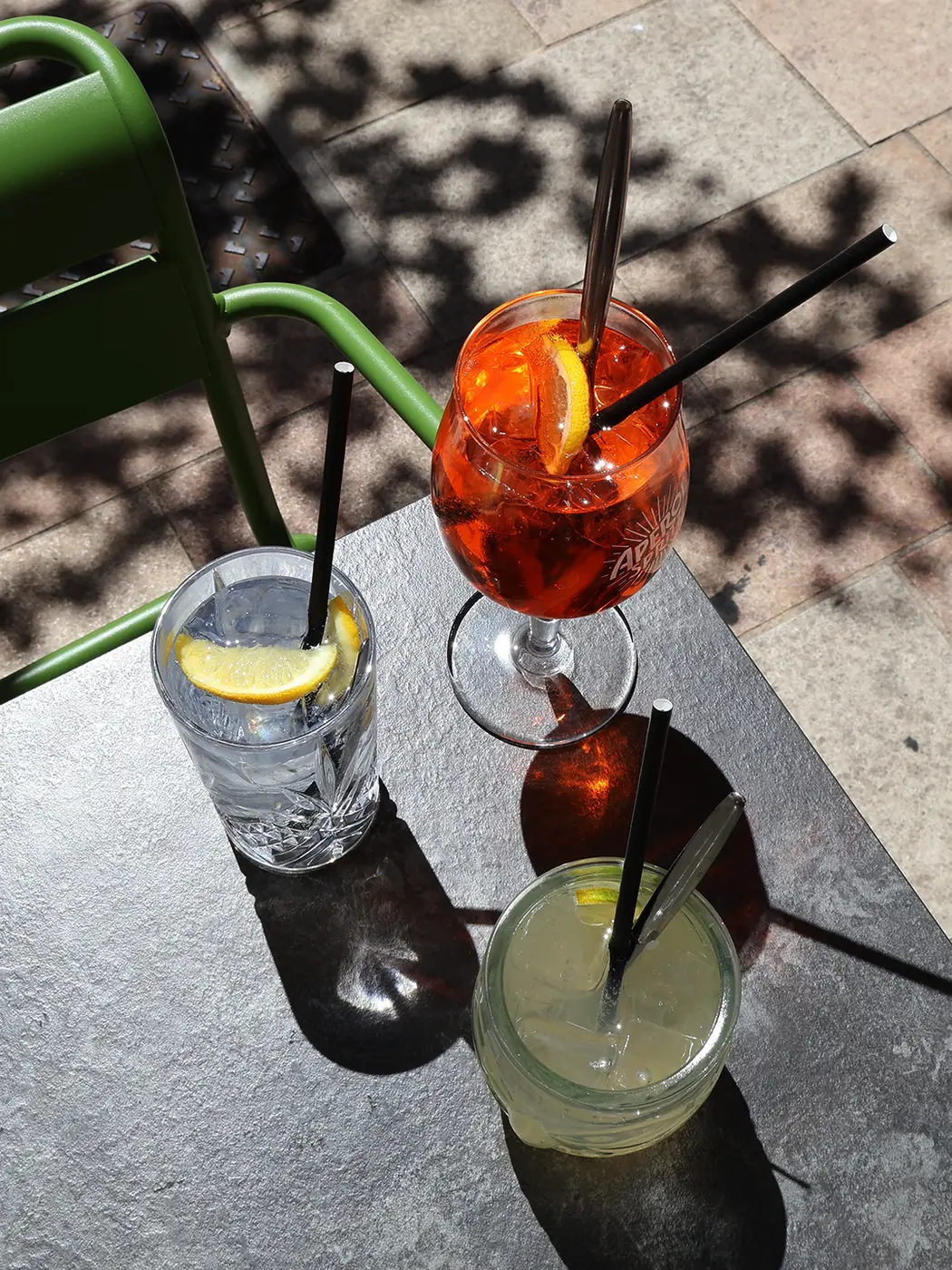 Spritz et citronnades en terrasse, ombres de feuillage