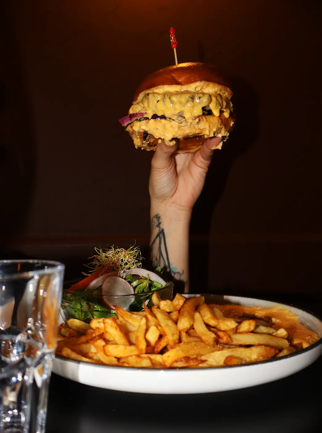 Burger et frites servis au restaurant