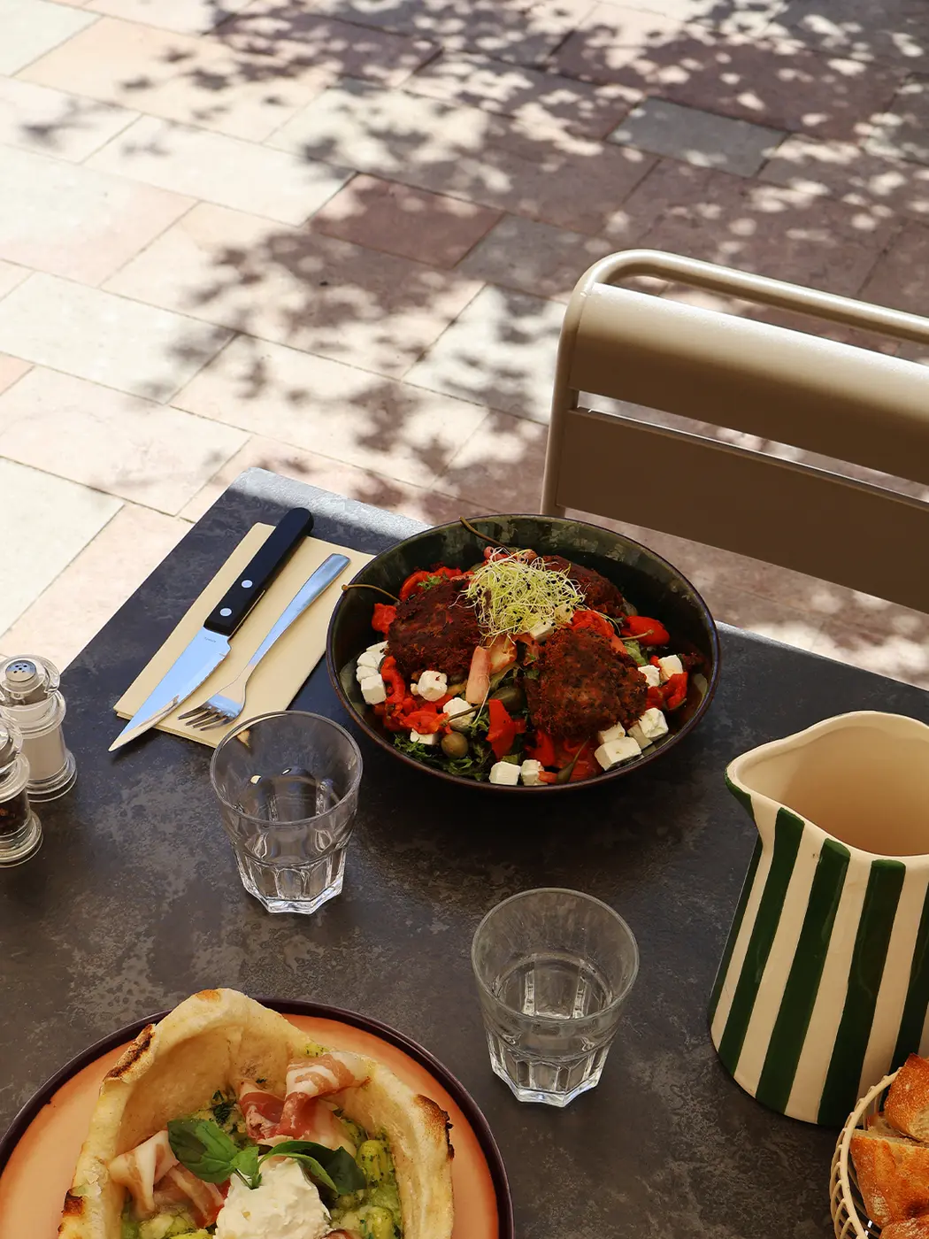 Salade et pizza servies en terrasse