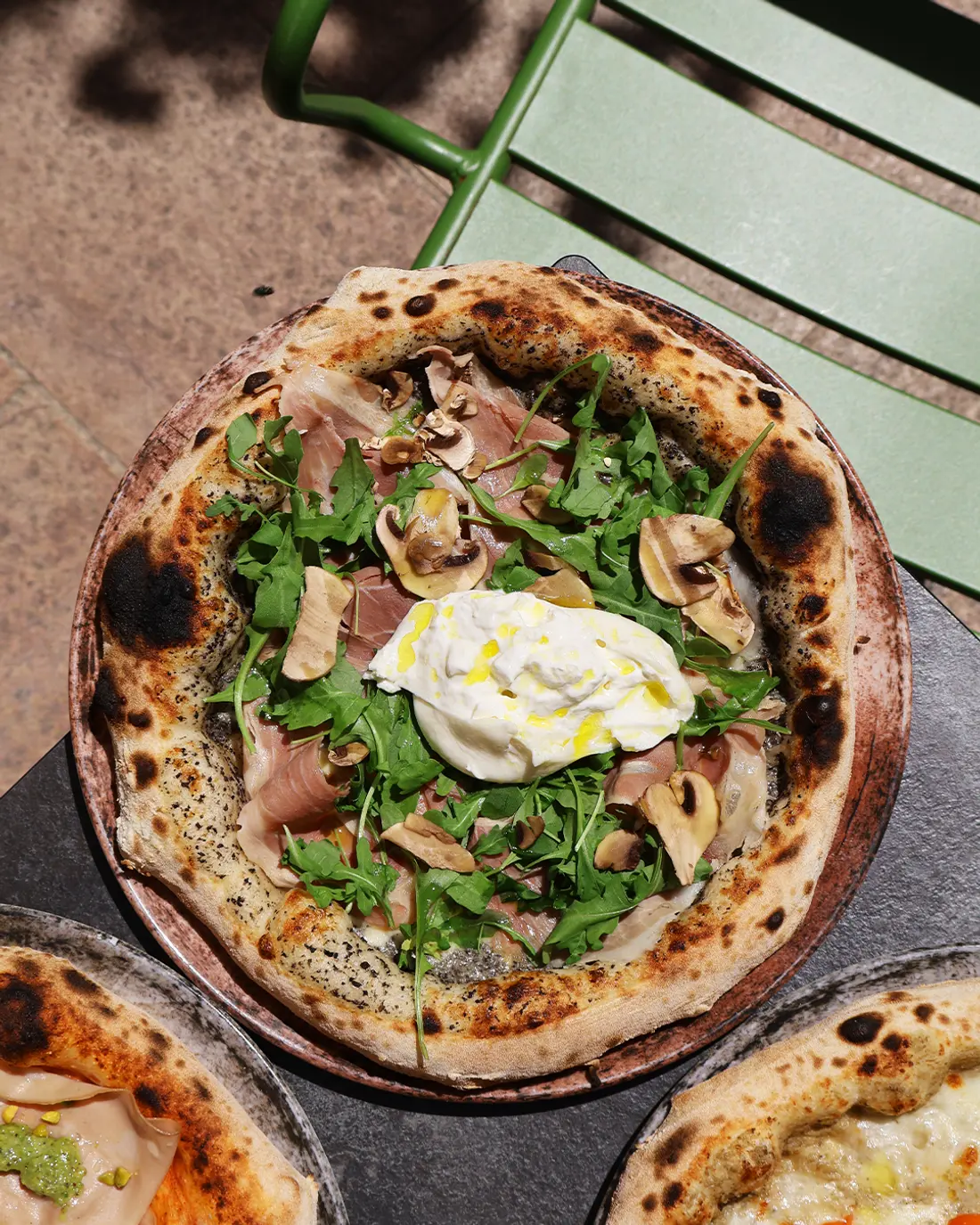 Pizza burrata, roquette et jambon cru, photo pour les réseaux sociaux