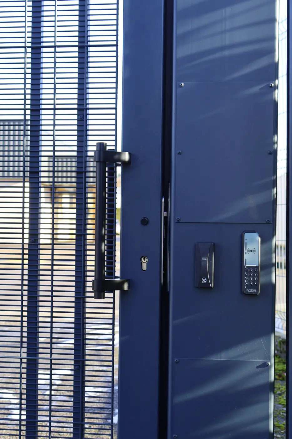 Portillon sécurisé avec lecteur de badge et serrure