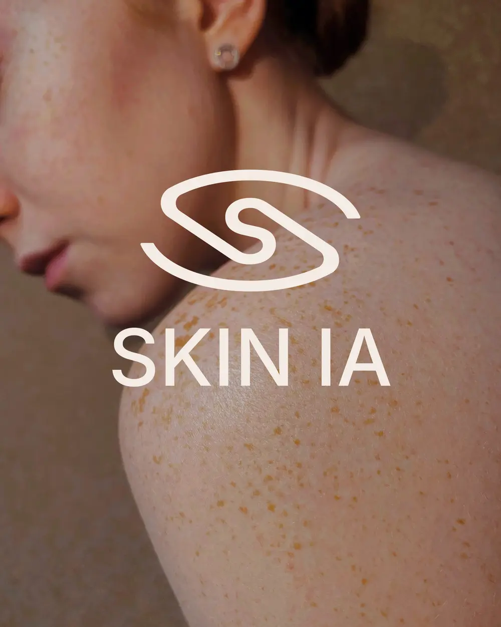 Logo SKIN IA sur une épaule, visuel de campagne