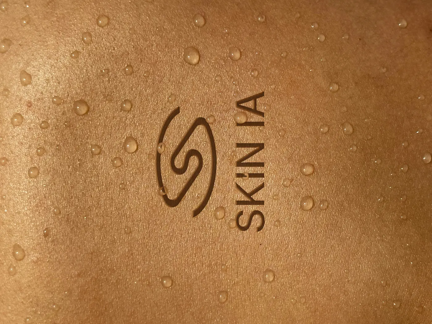 Logo SKIN IA en relief sur une texture de peau
