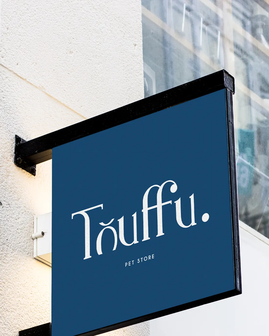 Enseigne drapeau Touffu bleue sur une façade